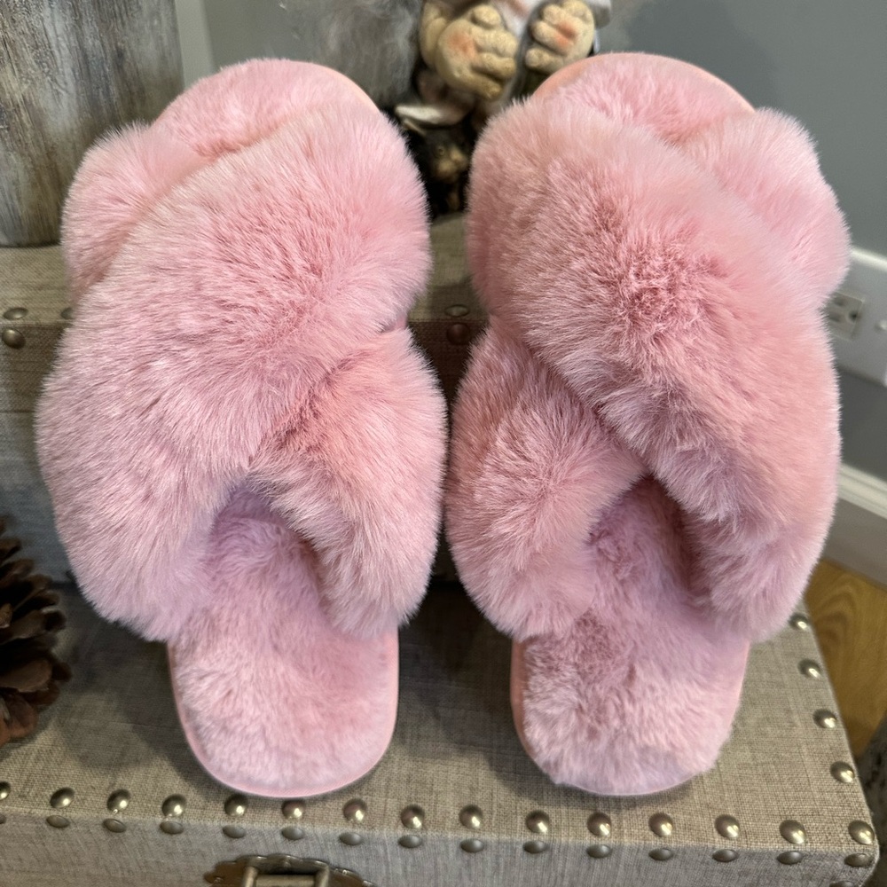 Cozy Pink Faux Fur Women's Slippers